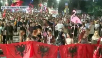 “Arresto Ballukun”/ Pas fjalimeve te Kryeministria, protestuesit nisin marshimin në rrugët e Tiranës