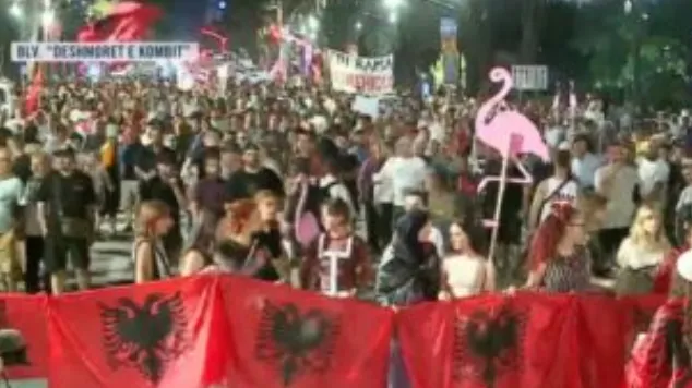 “Arresto Ballukun”/ Pas fjalimeve te Kryeministria, protestuesit nisin marshimin në rrugët e Tiranës