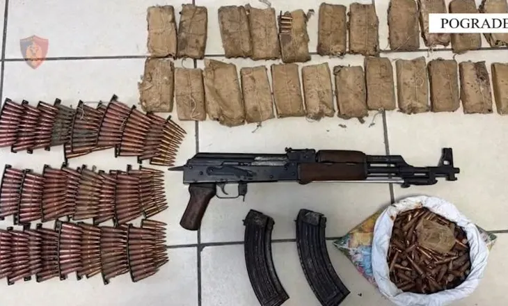 Arrestohet 44 vjeçari në Pogradec, iu gjet në banesë automatik dhe fishekë (EMRI)