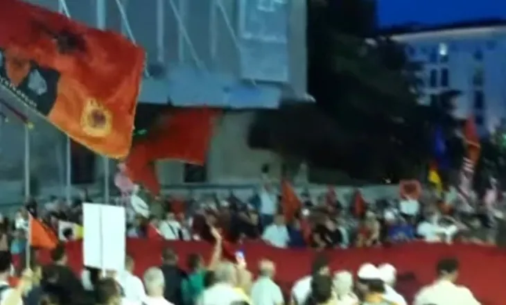 ‘Arrestoni Ramën dhe Ballukun’, diaspora mbush Bulevardin: Dorëheqja e kryeministrit e pashmangshme
