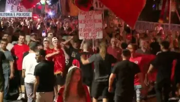 “Arrestoni Ramën”/ Protestuesit ndalen para Drejtorisë së Policisë së Tiranës në protestën e 71-të