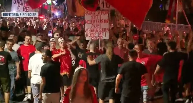 “Arrestoni Ramën”/ Protestuesit ndalen para Drejtorisë së Policisë së Tiranës në protestën e 71-të