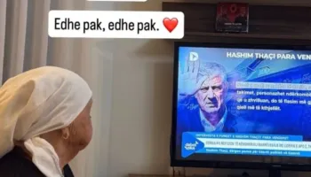  “Asnjë derë burgu nuk e ndan një nënë nga djali”, Endrit Thaçi publikon momentin prekës të gjyshes duke ndjekur intervistën e të atit