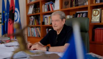 “Asnjë qindarkë shtesë për zjarrfikësit”, Berisha akuzon Ramën për situatën e zjarreve: Teksa vendi digjej, rreziteshe në diell