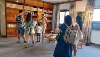 Aty ku jetuan dhe krijuan, shtëpitë e Kadaresë dhe Agollit presin gjithnjë e më shumë vizitorë