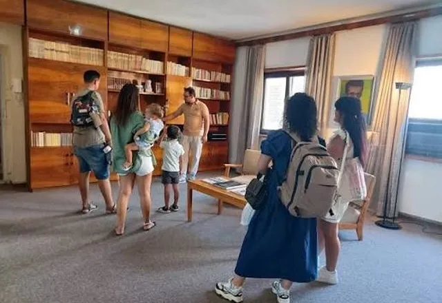 Aty ku jetuan dhe krijuan, shtëpitë e Kadaresë dhe Agollit presin gjithnjë e më shumë vizitorë