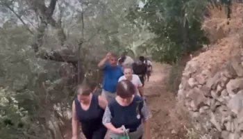 Aulon Kalaja, pranë banorëve të Krujës pas natës së tmerrit: Shtëpitë u shpëtuan nga flakët