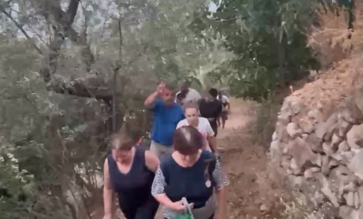 Aulon Kalaja, pranë banorëve të Krujës pas natës së tmerrit: Shtëpitë u shpëtuan nga flakët
