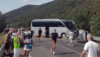 Autobusi përplaset me kamionçinën dhe 3 makina në autostradën Rieti-Terni në Itali, 5 të vdekur dhe 27 të plagosur
