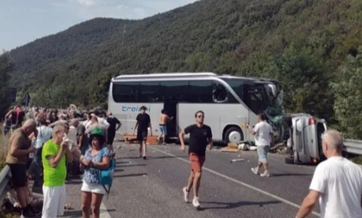 Autobusi përplaset me kamionçinën dhe 3 makina në autostradën Rieti-Terni në Itali, 5 të vdekur dhe 27 të plagosur