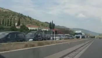 Automjetet në radhë kilometrike, trafik i rënduar në aksin Tiranë-Elbasan