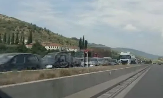 Automjetet në radhë kilometrike, trafik i rënduar në aksin Tiranë-Elbasan