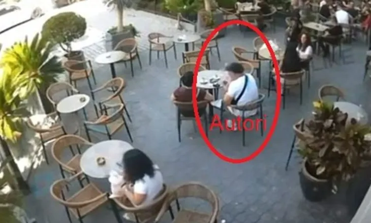 Autori çohet nga karrigia dhe shkon i drejton pistoletën në kokë një personi