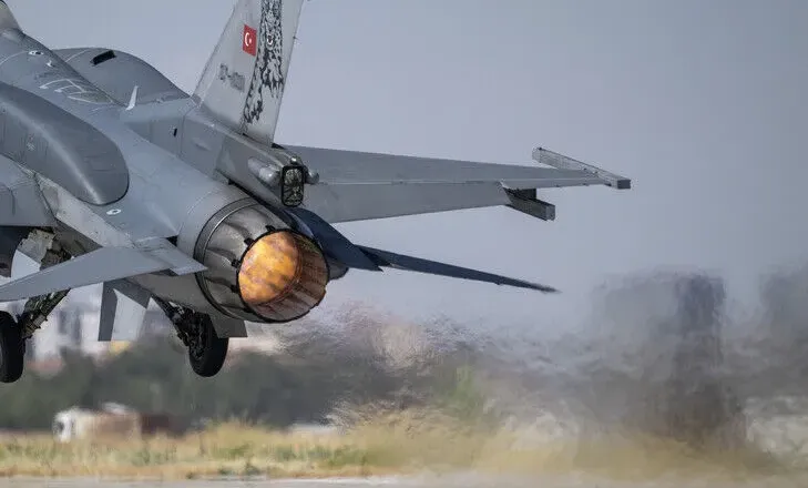 Avionët turq F-16 zbarkojnë në bazën ushtarake letoneze si pjesë e misionit të NATO-s