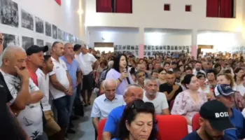 Banorët e Poliçanit ngrihen kundër shkrirjes me Beratin, mesazh Ramës: Vëri gishtin kokës! S’kemi bërë turp me djegien e teserave!