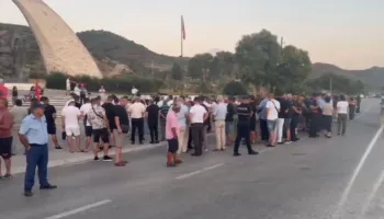Banorët e Selenicës dhe 47 fshatrave përreth ngrihen në protestë, kundërshtojnë shkrirjen e kësaj bashkie me Vlorën