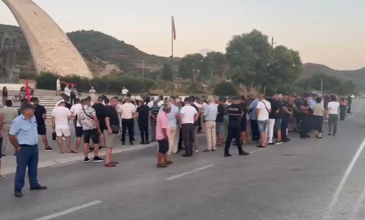 Banorët e Selenicës dhe 47 fshatrave përreth ngrihen në protestë, kundërshtojnë shkrirjen e kësaj bashkie me Vlorën