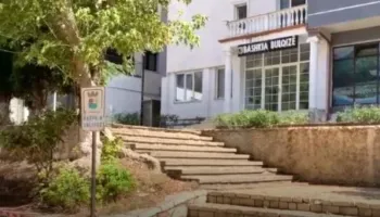 Bashkisë së Bulqizës i vënë shiritin, punonjësit braktisin punën pas alarmit për bombë. Policia rrethon zonën