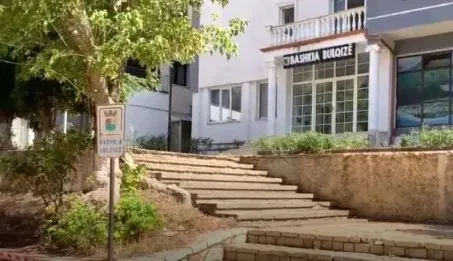 Bashkisë së Bulqizës i vënë shiritin, punonjësit braktisin punën pas alarmit për bombë. Policia rrethon zonën
