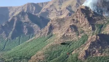 Betejë me zjarret në Bulqizë, flakët mbeten ende aktive! Mbi 5 orë operacion për shuarjen, dy helikopterë nga ajri