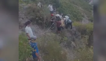 Bie aksidentalisht në humnerë, shpëtohet pas më shumë se 8 orësh nga Policia dhe Zjarrfikësja, 48-vjeçarit