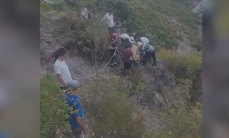 Bie aksidentalisht në humnerë, shpëtohet pas më shumë se 8 orësh nga Policia dhe Zjarrfikësja, 48-vjeçarit