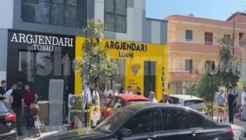 Bie maskimi/ Policia gjen motorin e përdorur në vjedhjen e argjendarisë në Paskuqan