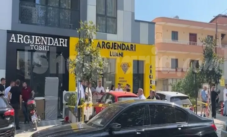 Bie maskimi/ Policia gjen motorin e përdorur në vjedhjen e argjendarisë në Paskuqan