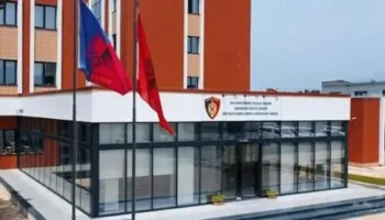 Bien në prangat e policisë dy persona/ Kapen duke transportuar 15 emigrantë afrikanë, drejt Malit të Zi