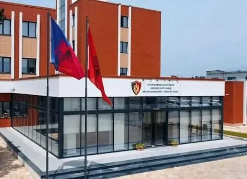 Bien në prangat e policisë dy persona/ Kapen duke transportuar 15 emigrantë afrikanë, drejt Malit të Zi