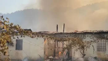 Bien sirenat e alarmit në vend/ Flakët në Gojan përpijnë banesat