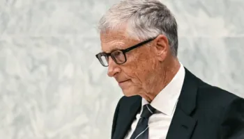 Bill Gates ngre alarmin për rreziqet në rritje nga inteligjenca artificiale