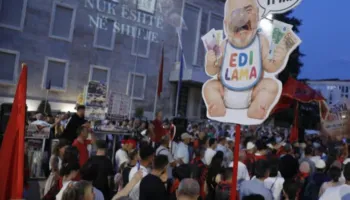 BIRN: I sfiduar nga protesta e Flamingove, Rama forcon sektorin e propagandës