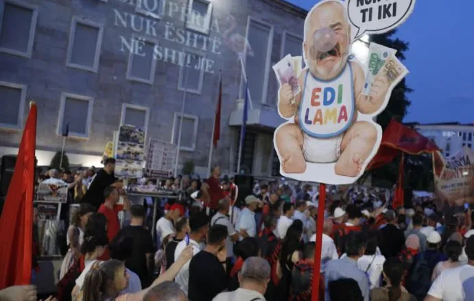 BIRN: I sfiduar nga protesta e Flamingove, Rama forcon sektorin e propagandës