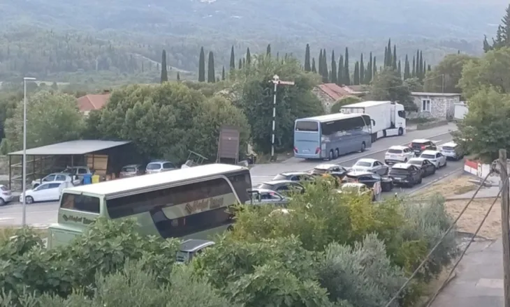 Bllokohet lëvizja në kufirin Mali i Zi-Kroaci, banorët e zonës hapin dyert e shtëpive për qytetarët që janë në pritje, mes tyre edhe shqiptarë