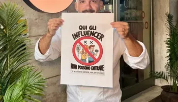Blogeri me 400 mijë ndjekës u largua pa paguar, pronari i picerisë vendos tabelën: Influencerat nuk janë të mirëpritur