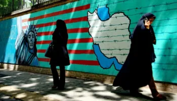 Bloomberg: Lufta e brendshme midis pragmatistëve dhe fanatikëve shpërthen në Iran, ndërsa Khamenei mbetet i padukshëm!