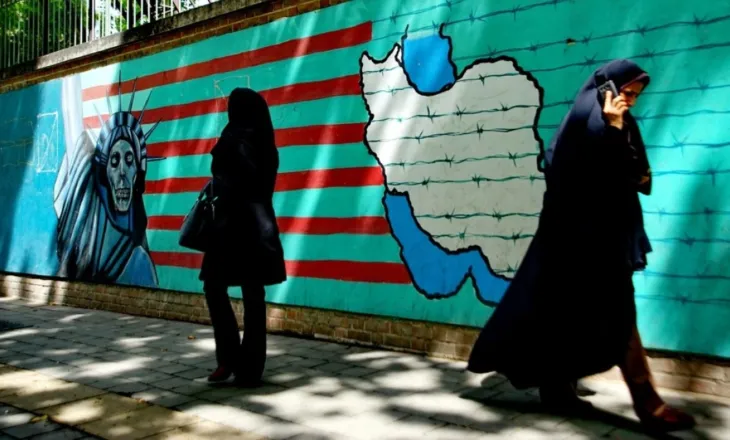Bloomberg: Lufta e brendshme midis pragmatistëve dhe fanatikëve shpërthen në Iran, ndërsa Khamenei mbetet i padukshëm!
