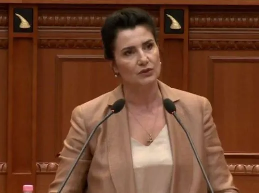 “Bordi të ndërhyjë, duhen masa emergjente”/ Greta Bardeli: Nafta në 214 lekë/litër, qeveria po zhvat qytetarët…