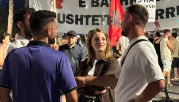 Braktisi Partinë Socialiste, Marjana Koçeku shfaqet mes protestuesve