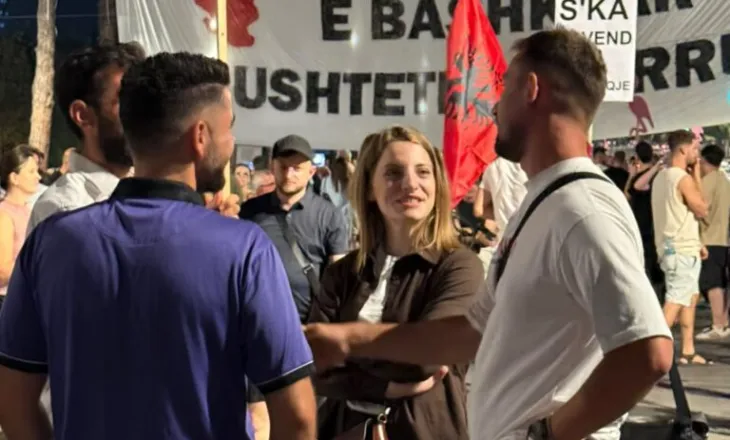 Braktisi Partinë Socialiste, Marjana Koçeku shfaqet mes protestuesve