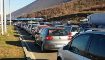 Bregdeti shqiptar mbetet preferuar nga kosovarët, fluks i lartë dhe radhë kilometrike mjetesh në Morinë! Mbi 35 mijë gjatë fundjavës në Shqipëri