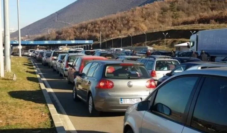 Bregdeti shqiptar mbetet preferuar nga kosovarët, fluks i lartë dhe radhë kilometrike mjetesh në Morinë! Mbi 35 mijë gjatë fundjavës në Shqipëri