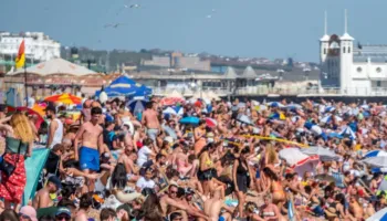 Britania përfshihet nga vala e pestë e të nxehtit, alarmet shëndetësore në fuqi