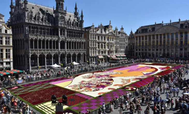Brukseli mbulohet nga 500 mijë lule në “Flower Carpet”, frymëzuar nga Hokusai