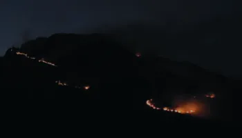 Bulqizë/ Zjarri në Vajkal rrezikon banesat, flakët përhapen nga era dhe bimësia e thatë