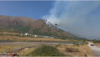 Bulqizë/ Zjarri përfshin malin mbi Vajkal, dyshohet për zjarrvënie të qëllimshme