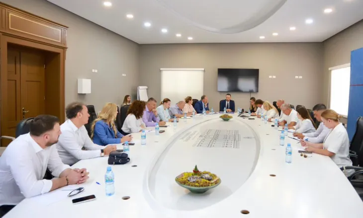 “Çdo shqetësim i qytetarëve meriton përgjigje”, Lamallari mbledh prefektët e 12 qarqeve, përcjell porositë e Ramës