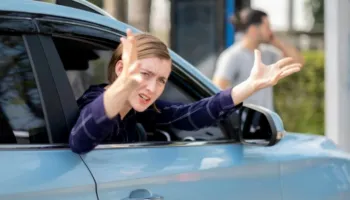 Çfarë duhet të dijë çdo shofer për rregullat e pashkruara përpara se të udhëtojë në Evropë gjatë verës dhe jo vetëm