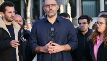 “Çfarë nuk ke bërë që të shuash protestën”, Arlind Qori i dërgon një mesazh Edi Ramës
